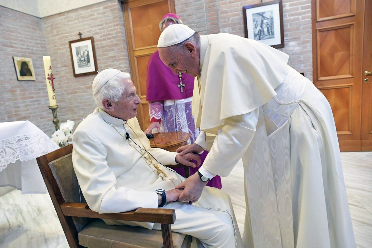 Papas Francisco e Bento XVI são vacinados contra a Covid-19